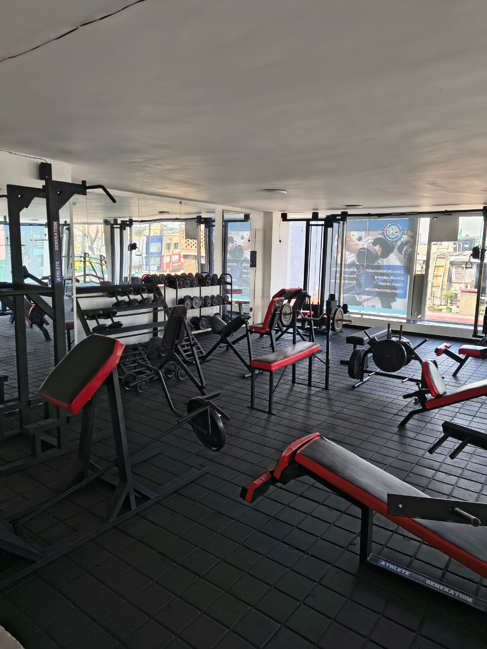 Zona de pesas libres y mancuernas