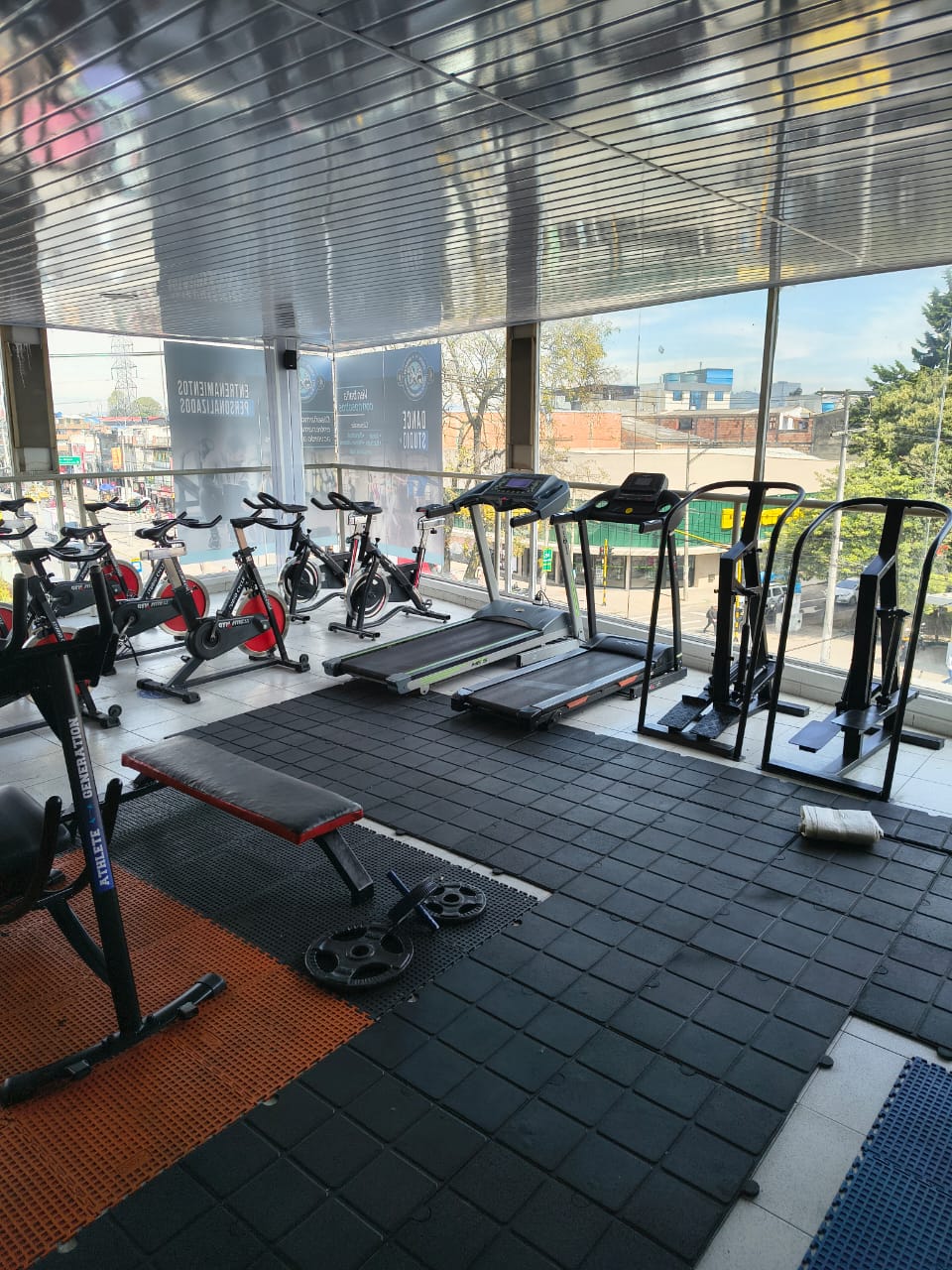 Interior del gimnasio Athlete Generation en Bogotá